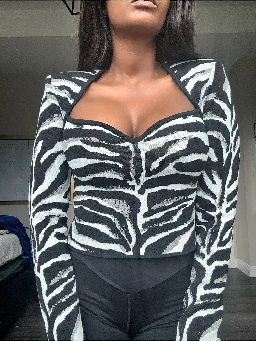 Express Relaxed Abstract Zebra Crew Neck Sweater Black & White Small